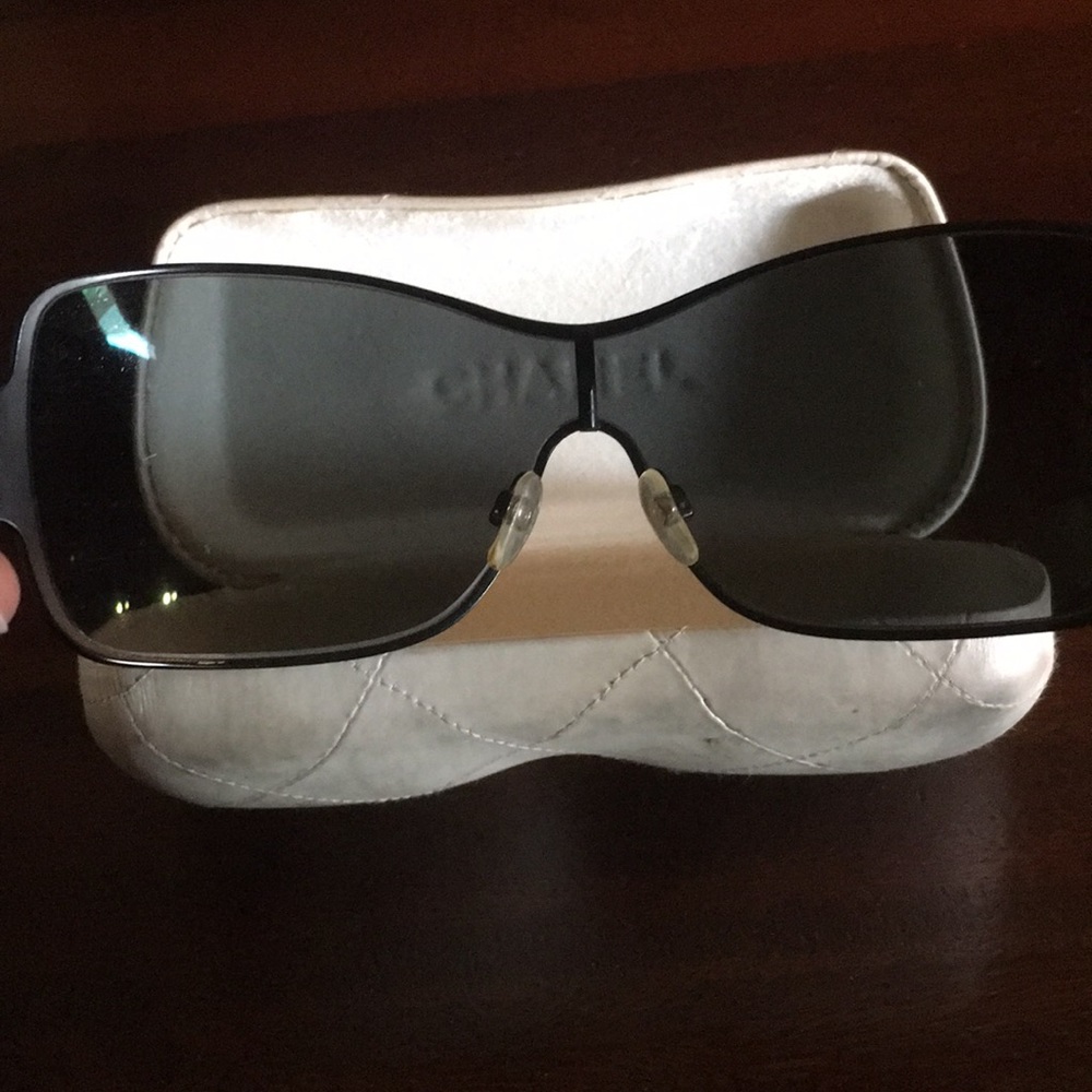 Chanel pearl sunglasses - Picture 5 of 5